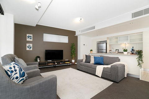 Executive Family 3 Bedroom Suite - Brisbane CBD - Views - Pool - WIFI - Free Parking - Darwin Holiday 1