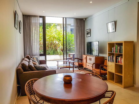 Executive Living In This Chic Garden Apartment - Darwin Holiday 3