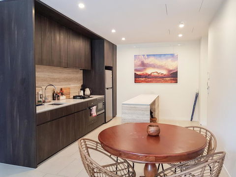 Executive Living In This Chic Garden Apartment - Darwin Holiday 1