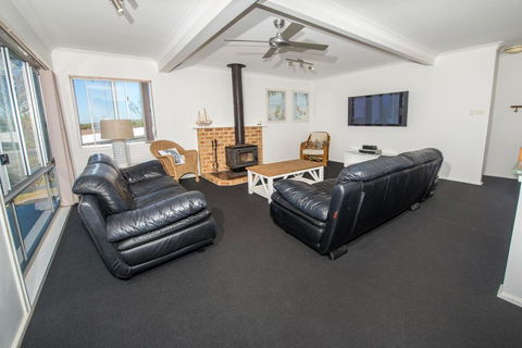 Fingal Bay Beach House, 32 Lentara Street - Darwin Holiday 2