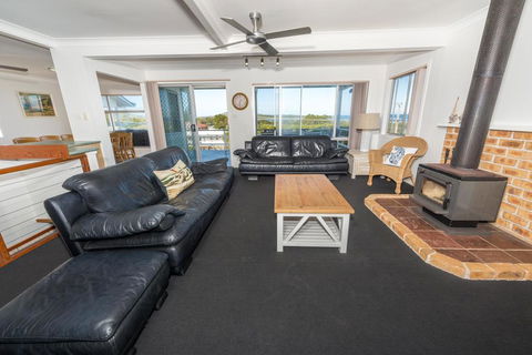 Fingal Bay Beach House, 32 Lentara Street - Darwin Holiday 3