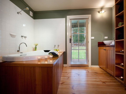 Finlie - Darwin Holiday 0