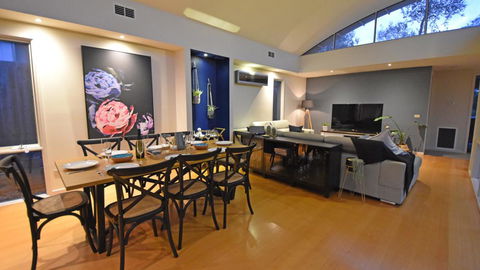 FLORENCE HOUSE Sundrenched Luxury With Pool & Deck - Darwin Holiday 3