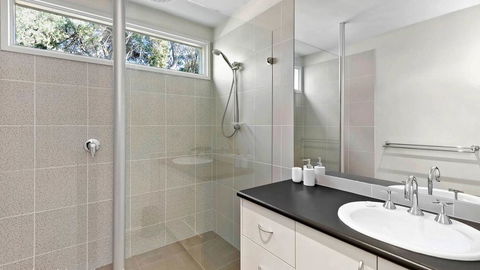 FLORENCE HOUSE Sundrenched Luxury With Pool & Deck - Darwin Holiday 1
