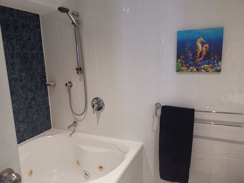 Focus Resort Oceanfront Apartments In Surfers With Ocean And Hinterland Views 25 Steps To Beach! - Darwin Holiday 2