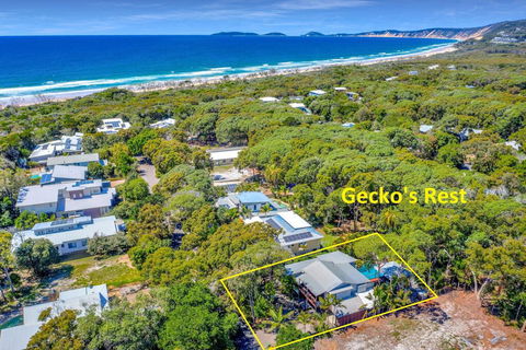 Gecko's Rest - Rainbow Shores, Executive Beach House, Pet Friendly, Pool, Wi-fi - Darwin Holiday 1