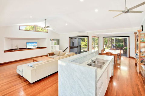 Gecko's Rest - Rainbow Shores, Executive Beach House, Pet Friendly, Pool, Wi-fi - Darwin Holiday 3