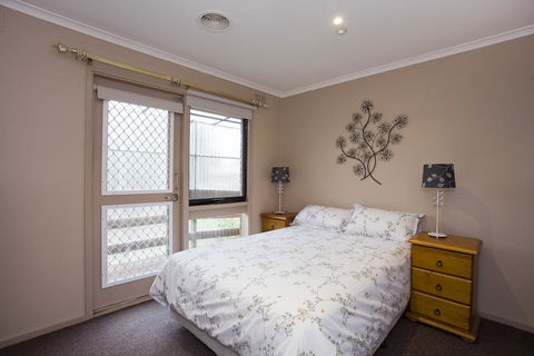 Geelong Holiday Home - Darwin Holiday 3