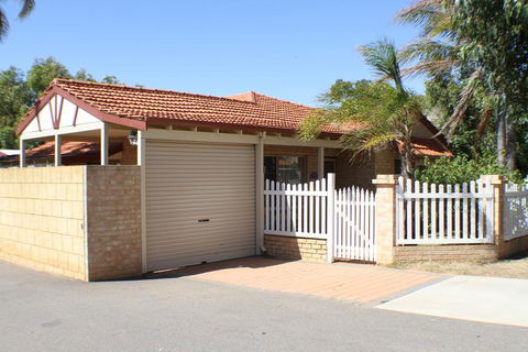 Geraldton Luxury Retreat 2 - Darwin Holiday 0