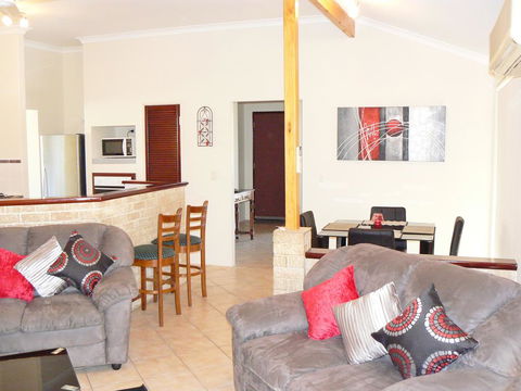 Geraldton Luxury Retreat 2 - Darwin Holiday 1
