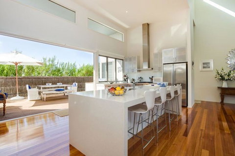 Glamour On Gulls - Darwin Holiday 0