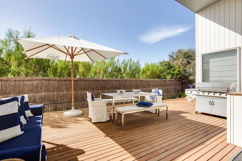 Glamour On Gulls - Darwin Holiday 3