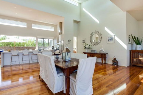 Glamour On Gulls - Darwin Holiday 1