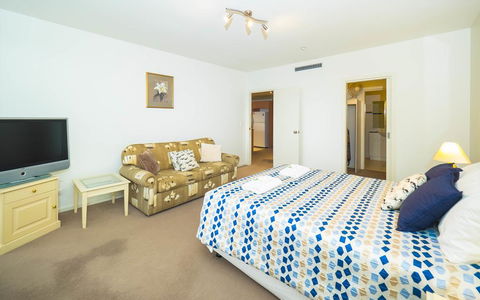 Glenelg Beachside Luxury Apartments - Darwin Holiday 1
