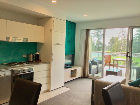 Glenelg Sunset Beach Apartment - Darwin Holiday 2