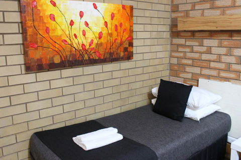 Golden Harvest Motor Inn Moree - Darwin Holiday 2