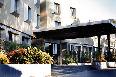 Golden Pebble Hotel - Darwin Holiday 0