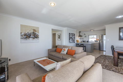 Golden Sands Beach Apartment - Darwin Holiday 1