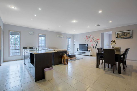 Gorgeous 4BR Home In Point Cook - Darwin Holiday 3