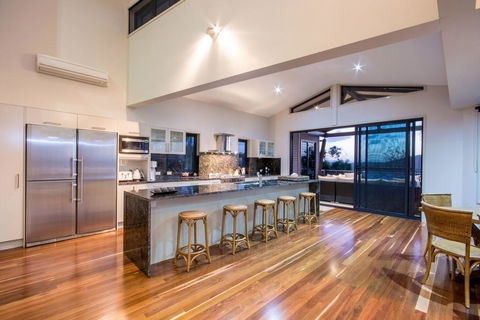 GRAND LUXURY MANSION WITH POOL, 2 BUGGIES AND FABULOUS OCEAN VIEWS - Darwin Holiday 3