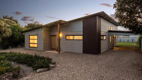 Great Ness Beachhouse - WiFi - Pet-Friendly - Darwin Holiday 0