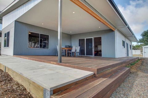 Grey On The Bay - Darwin Holiday 0