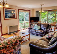 GUMS  ROSES - Family home in the heart of town. - Darwin Holiday