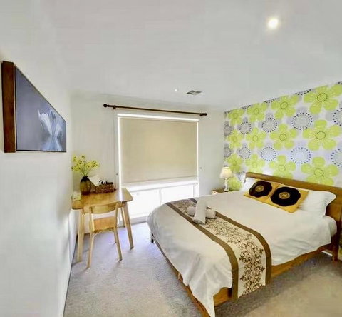 Halen's Hourse - Darwin Holiday 0