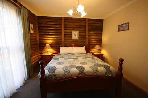 Halls Gap Log Cabins - Darwin Holiday 3