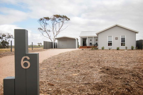 Happy Hours - Darwin Holiday 0