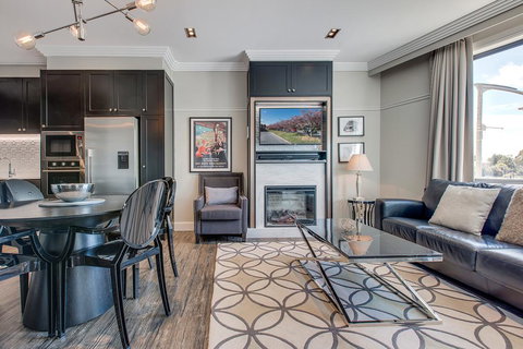 Head For The Hills At Charming Mountain Apartment - Darwin Holiday 1