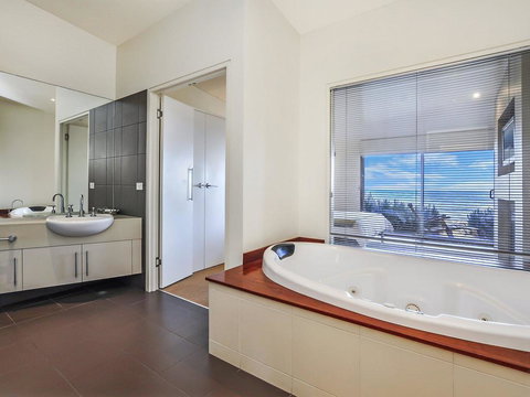 HEARN'S BEACHSIDE VILLA 8 - Darwin Holiday 1