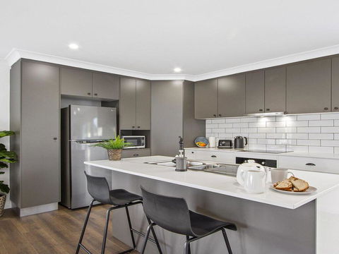 Heartland And Burrows - 450m To Beach - Darwin Holiday 3