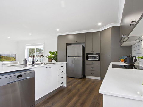 Heartland And Burrows - 450m To Beach - Darwin Holiday 2