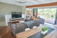 Hideaway At Hodgens Walk to Beach Happy Valley and Bulcock St With Backyard