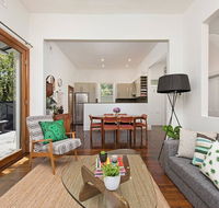 Historic 1890s House With Terraced Backyard Deck - Darwin Holiday