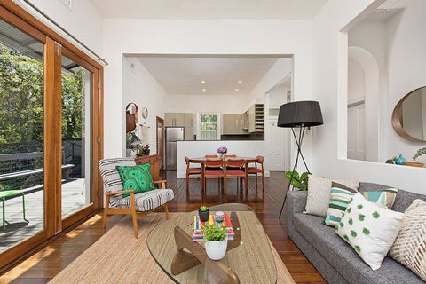 Historic 1890s House With Terraced Backyard Deck - Darwin Holiday 0