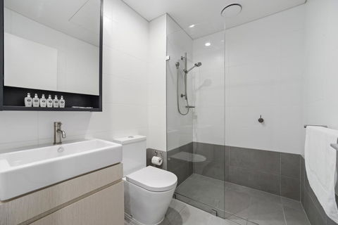 HomeHotel Walking Distance To Train And Westfield. - Darwin Holiday 3