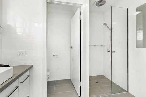 Homely Getaways In Broadbeach Waters - Darwin Holiday 3