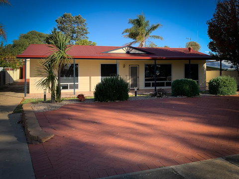 Hooterville - Darwin Holiday 0