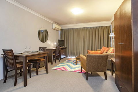 Horizons 418 - Lake Jindabyne Waterfront - Darwin Holiday 2