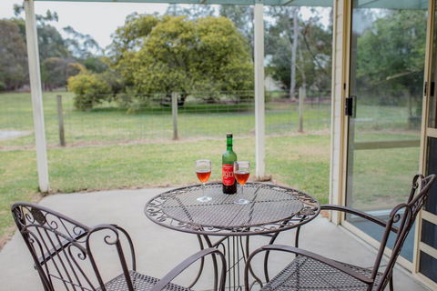 Karinya Cottage - Pet Friendly Country Retreat - Darwin Holiday 0