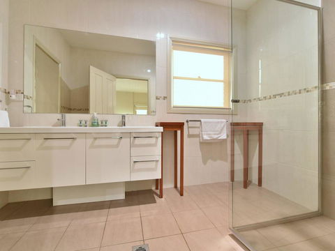 King Retreat Estate - You Can Honestly Walk To Bimbadgen And Hope Estate Concerts - Darwin Holiday 3