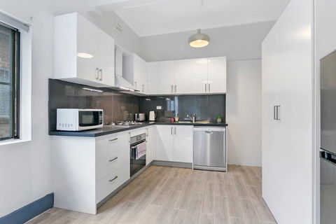 KOZYGURU ARNCLIFFE SYDNEY AIRPORT RENOVATED COTTAGE 3 BED HOUSE NAR232 - Darwin Holiday 1