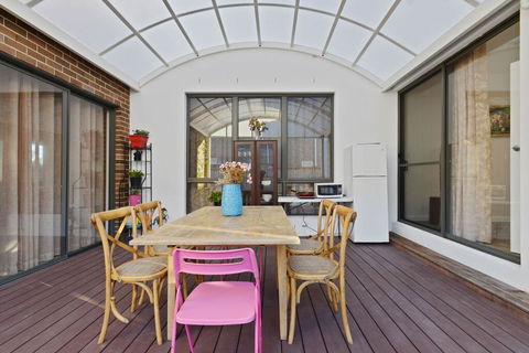 KOZYGURU Belrose Modern Designer 2 Bed + FREE Parking - Darwin Holiday 0
