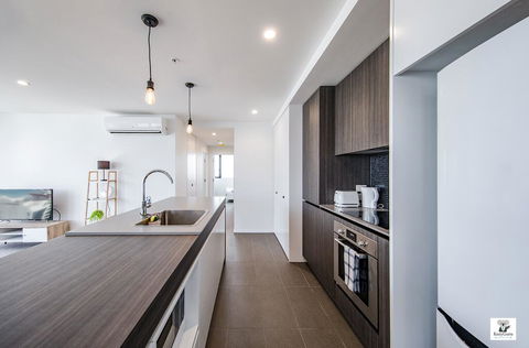 KOZYGURU BROADBEACH AMAZING VIEW 2 BED APT + FREE PARKING WALK TO BEACH QBR004 - Darwin Holiday 3