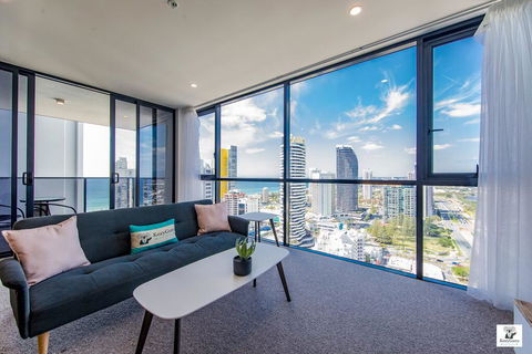 KOZYGURU BROADBEACH AMAZING VIEW 2 BED APT + FREE PARKING WALK TO BEACH QBR004 - Darwin Holiday 0