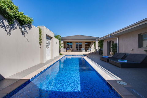 Kraimorie Large Family Beach House With Pool, Superb Water Views, Pool, And Games Room - Darwin Holiday 1