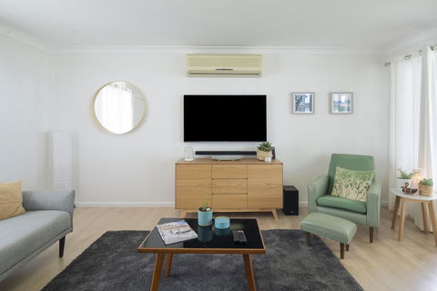 Lake Front Home - Relax & Unwind - Darwin Holiday 2