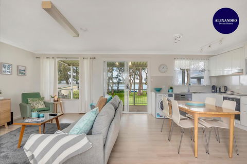 Lake Front Home - Relax & Unwind - Darwin Holiday 0